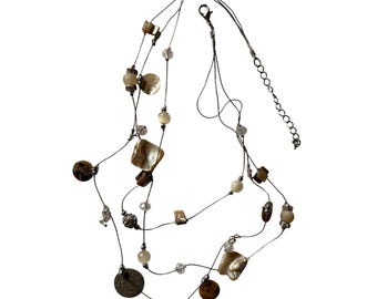 Collana boho a più fili stratificata con madreperla, conchiglia e cristalli color argento.