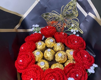 Handgehäkeltes Rosenstrauß mit Ferrero-Pralinen | Romantisches Geschenk zum Jahrestag