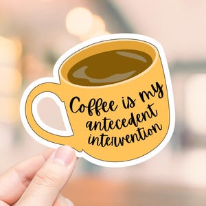 El café es mi intervención antecedente - Pegatina / Vinilo adhesivo resistente al agua