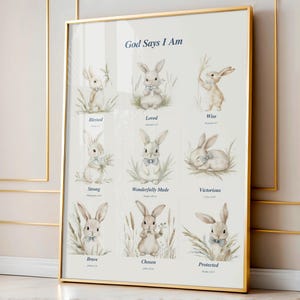 Può includere: Una stampa incorniciata con illustrazioni ad acquerello di coniglietti e il testo "God Says I Am". Ogni coniglietto rappresenta una qualità diversa, come "Benedetto", "Amato" e "Saggio", con versetti biblici.