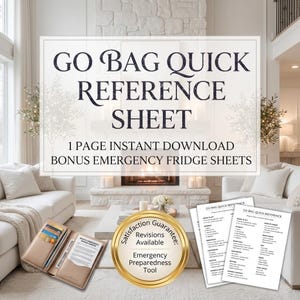 Op de afbeelding: Een beige kunstleren map met creditcardvakken en een gedrukte noodchecklist, samen met twee gedrukte "Go Bag Quick Reference"-vellen. De afbeelding bevat ook een goudkleurige zegel met tekst en een groot bord met de tekst "Go Bag Quick Reference Sheet".