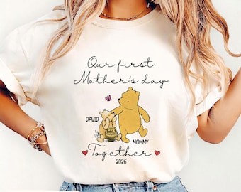 Camiseta personalizada de Winnie the Pooh "Nuestro primer Día de la Madre Juntos 2026" de Comfort Colors, Camiseta para el primer Día de la Madre, Regalo para el Día de la Madre, Regalos para mamá