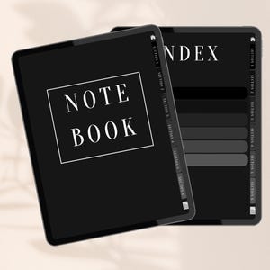 Pode incluir: Dois cadernos digitais pretos são exibidos, um aberto e outro fechado. O caderno aberto mostra um índice com rótulos de seção. O caderno fechado tem a palavra "NOTEBOOK" em uma caixa branca. O fundo é bege neutro.