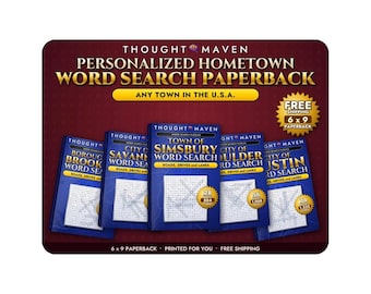 Może przedstawiać: Pięć niebieskich książek w miękkiej oprawie z wykreślankami i złotym tekstem zatytułowanym Thought Maven Personalized Hometown Word Search Paperback. Każda okładka zawiera siatkę liter i nazwy miast, takie jak Simsbury, Savannah i Austin.
