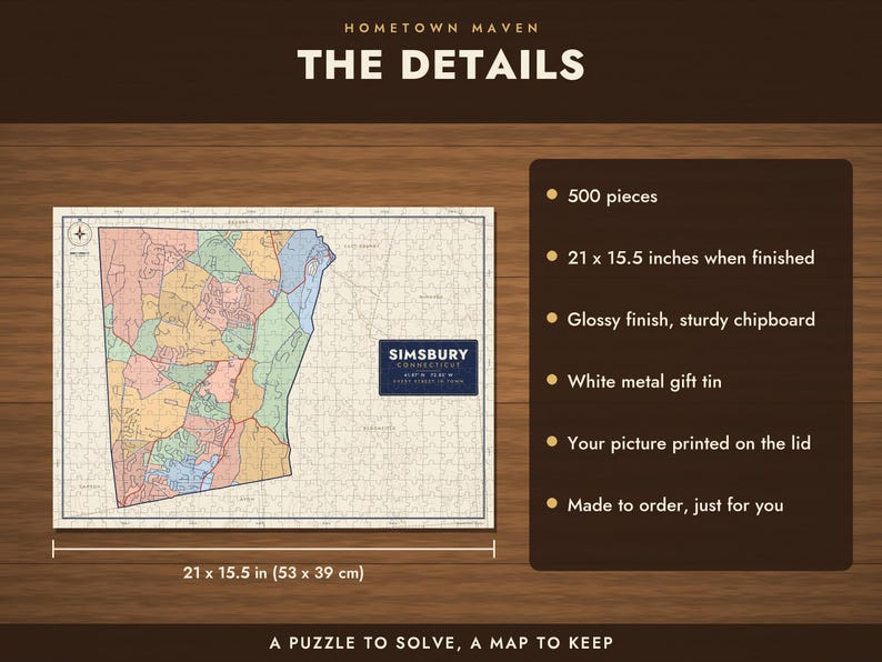 Op de afbeelding: Een legpuzzel van 500 stukjes met een gekleurde kaart van Simsbury, Connecticut. De voltooide puzzel meet 53 bij 39 cm. Het bevat een glanzende afwerking, stevig karton en een wit metalen geschenkblik met de kaart op het deksel gedrukt.