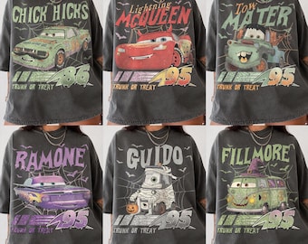 Puede incluir: Una colección de seis camisetas gris carbón con personajes de Disney Pixar Cars en disfraces de Halloween. Cada camiseta muestra un nombre, un gráfico con telarañas y murciélagos, el número 86 o 95 y el texto Trunk or Treat.