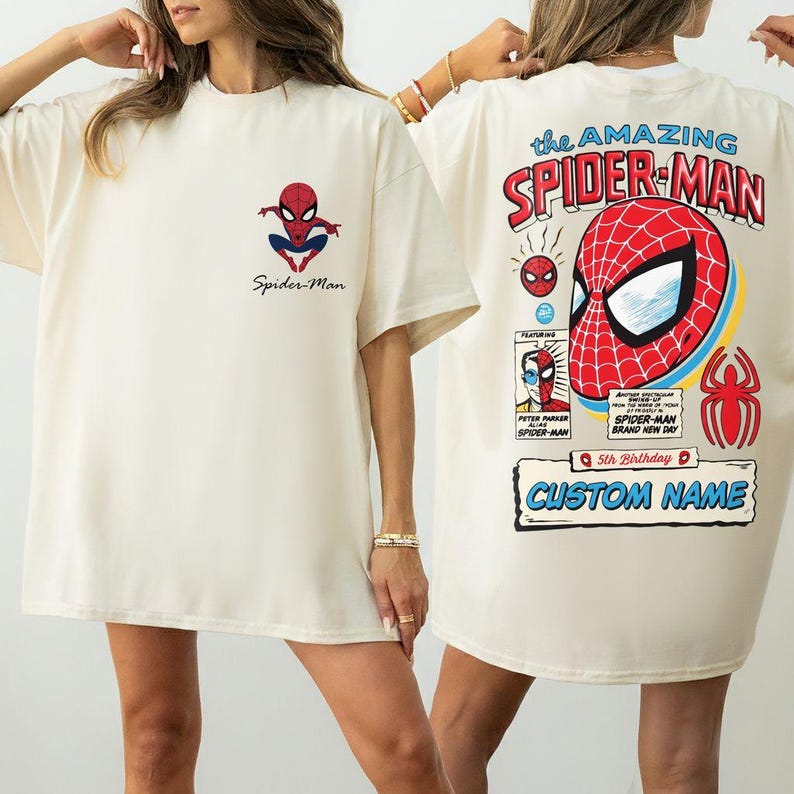K&ouml;nnte beinhalten: Cremefarbenes T-Shirt mit einem Spider-Man-Motiv auf der Vorder- und R&uuml;ckseite. Die Vorderseite hat ein kleines Spider-Man-Logo und die Worte "Spider-Man". Die R&uuml;ckseite zeigt ein gro&szlig;es Spider-Man-Maskendesign mit dem Text "the AMAZING SPIDER-MAN."
