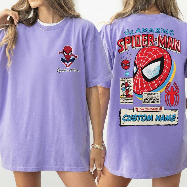 K&ouml;nnte beinhalten: Ein helllila T-Shirt mit Spider-Man-Grafiken auf der Vorder- und R&uuml;ckseite. Das R&uuml;ckendesign enth&auml;lt den Text "the AMAZING SPIDER-MAN", eine Spider-Man-Maske und Platz f&uuml;r einen individuellen Namen. Auf der Vorderseite befindet sich das Spider-Man-Logo.
