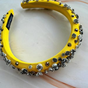 Diadema floral amarilla, accesorio para el cabello de rosa gris, tocado llamativo, corona de flores hecha a mano, regalo único para ella.