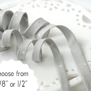 grijs met witte en fuchsiastippen - dubbelgevouwen, biaisband - 3 yards, KIES 3/8&quot; of 1/2&quot; breed