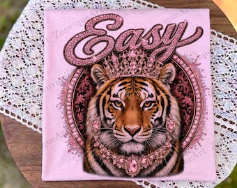 Enkel digital nedladdning av tiger i PNG, sublimeringsdesign med rosa strass-tigerkrona, estetisk T-shirtdesign med flickigt utseende, trendig boutique-PNG