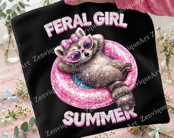 Vild flicka sommar PNG, rolig tvättbjörn strass design, skräp panda rosa glitter PNG, glittrig sommarvibbar skjorta, sarkastisk djur PNG