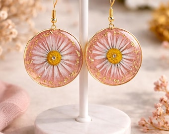 Pendientes de resina con margaritas naturales rosas, pendientes de flores prensadas, pendientes colgantes florales, joyería botánica hecha a mano, regalo para ella, pendientes bohemios.