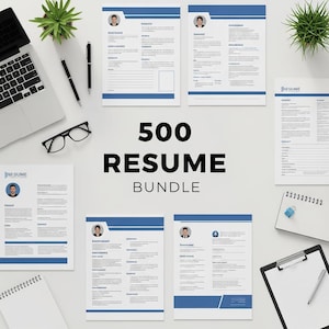 Può includere: Vista dall'alto di uno spazio di lavoro con un laptop, occhiali, penne e diversi modelli di curriculum. Il testo "500 RESUME BUNDLE" è ben visibile. I curriculum hanno un design blu e bianco.
