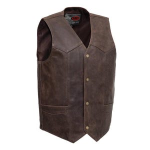 Peut inclure: Un gilet en cuir marron avec un col en V et quatre boutons couleur laiton. Le gilet a deux poches avant et une doublure intérieure texturée. Style classique.