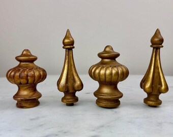 Set van 4 gouden uitstekende sierlijke torenspitsen en gecanneleerde urn