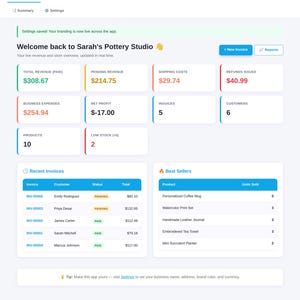 Pu&ograve; includere: Schermata della dashboard di Sarah's Pottery Studio, che mostra i dati di vendita, le fatture recenti e i prodotti pi&ugrave; venduti. L'interfaccia include entrate, spese e informazioni sui clienti, con un design pulito e intuitivo.