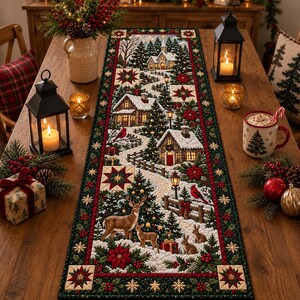 Peut inclure: Un chemin de table rectangulaire illustrant une scène hivernale détaillée avec des maisons enneigées, une église, des sapins, des cerfs, des lapins et des cardinaux rouges. La bordure présente des poinsettias, du houx et des étoiles.