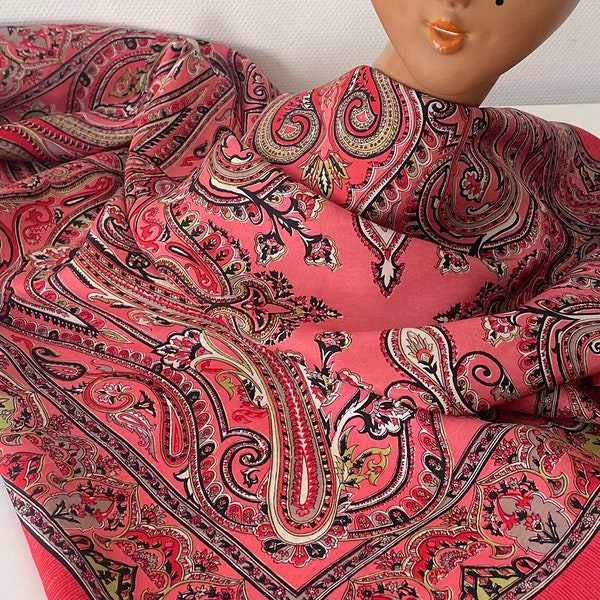 Foulard vintage en soie motifs cachemire rouge roulotté main