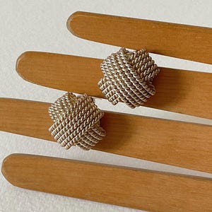 Broche Poggi Paris Argentée - Motif Fleurs Et Rubans Avec 5 Perles Bleues - Occasion