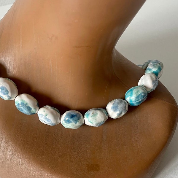 Collier vintage 1960s perles de céramique bleues et blanches