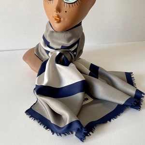 Foulard vintage en soie CASTILLO Paris  motifs géométriques monogrammes C marine et gris
