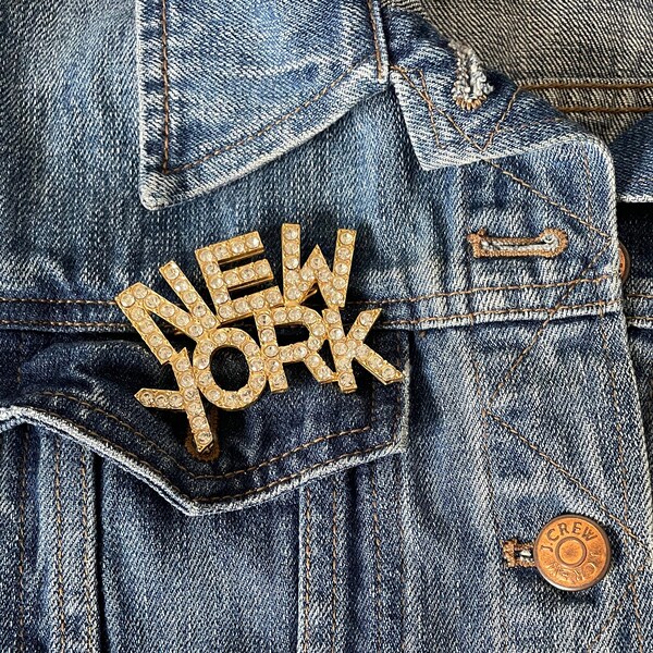 Broche vintage  NEW YORK métal doré et strass