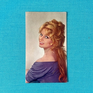 Carte Postale Brigitte Bardot Photo Sam LEVIN 1960 Saint Tropez forever Mythique beauté blonde