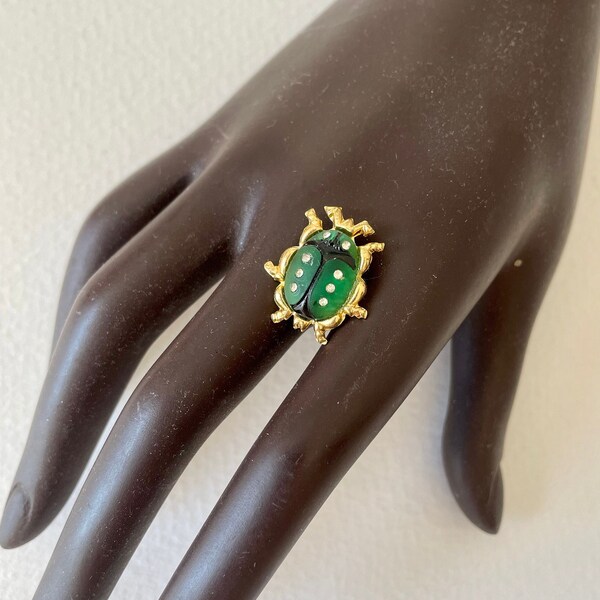 Broche coccinelle verte perle de verre et strass porte bonheur