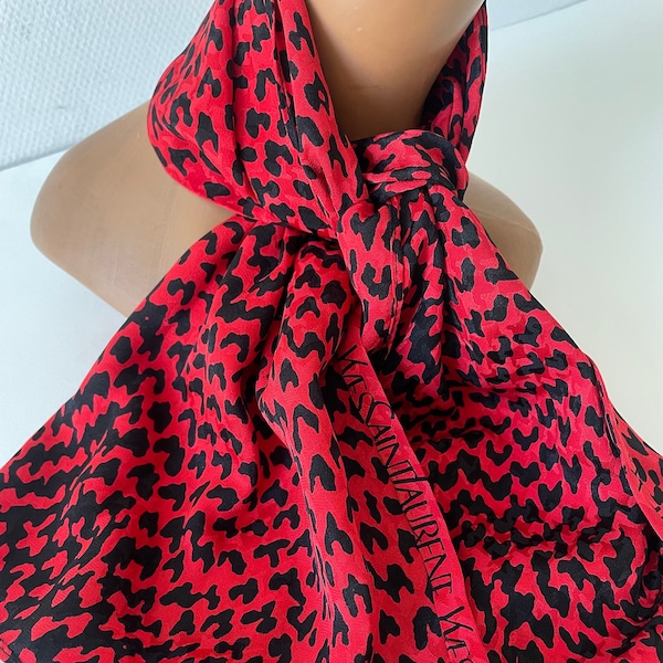 Foulard fait main avec Soie tissu griffé YSL vintage  imprimé peau de serpent jungle touch