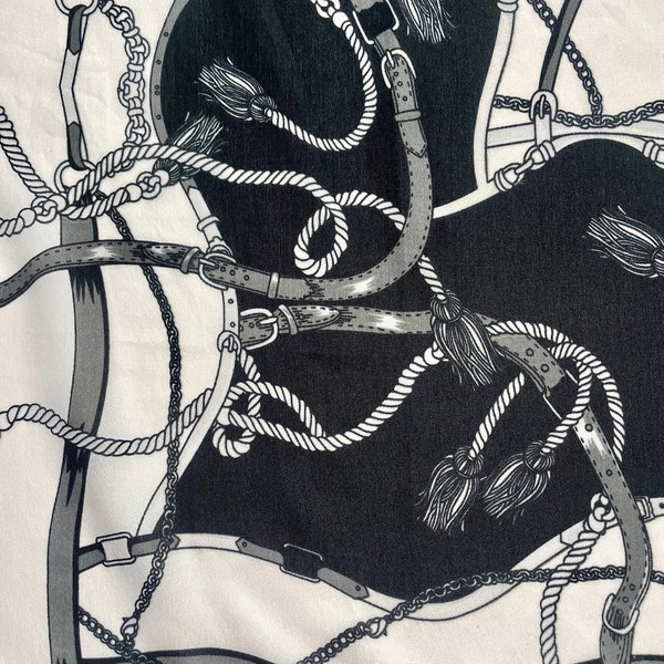 Foulard vintage motifs sangles et cordages pompoms noir et blanc