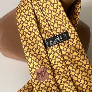 Cravate HERMÈS Vintage – Soie 100% – Modèle Fin Et Court – Multicolore (avec Petit Trou)
