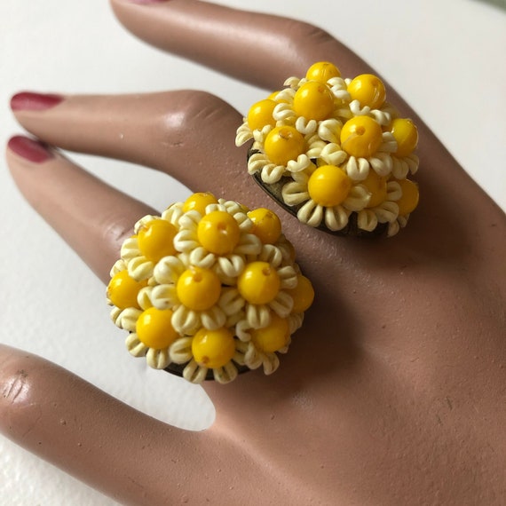 Vintage daisy yellow flower earrings 60s