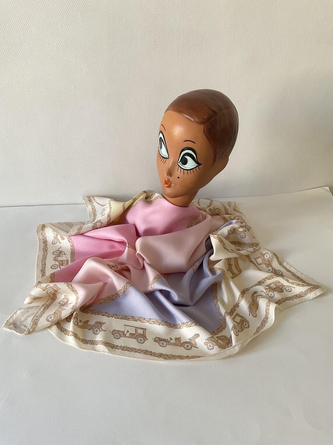 Vintage silk scarf - old car pattern - pastel tones, foto 3 di 5