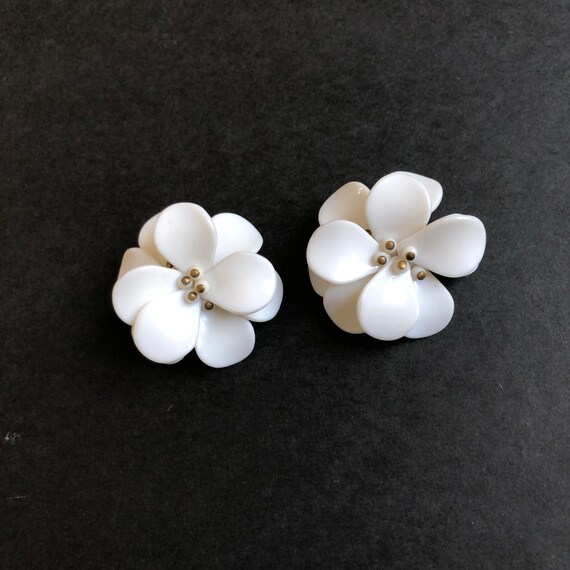 Vintage white plastic Camelia flower daisy earring