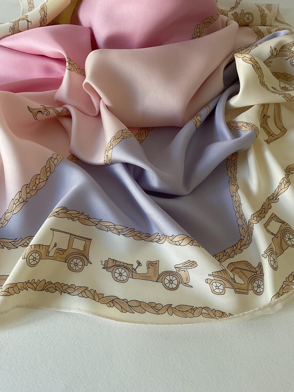 Vintage silk scarf - old car pattern - pastel tones, foto 4 di 5