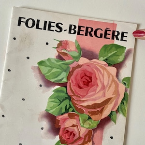 Puede incluir: Un programa vintage para las Folies Bergère, un famoso cabaret parisino, con una ilustración de rosa rosa.