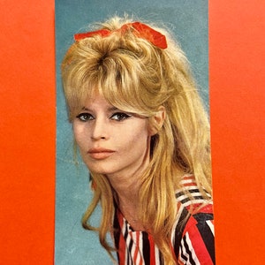 Carte Postale Brigitte Bardot 1960 Saint Tropez forever Mythique beauté blonde par Sam levin