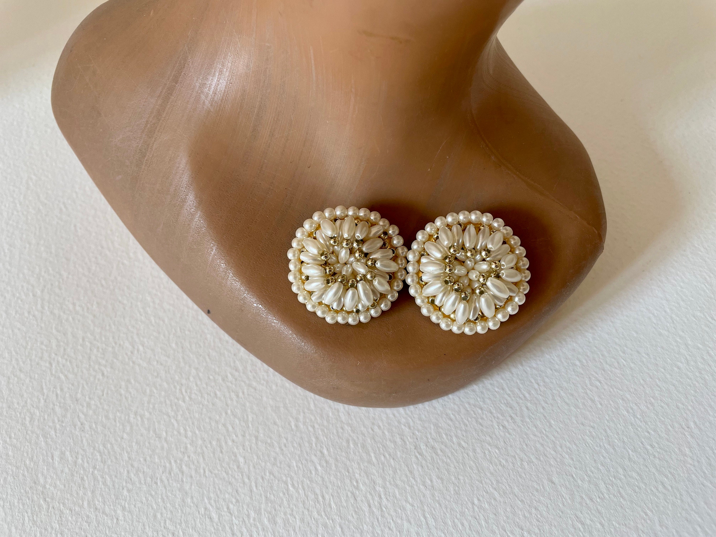 Boucles D'oreilles Fleurs Métal Avec Perle Imitation Nacrée - Blanc, Alliage Argenté, Neuf Sans Emballage