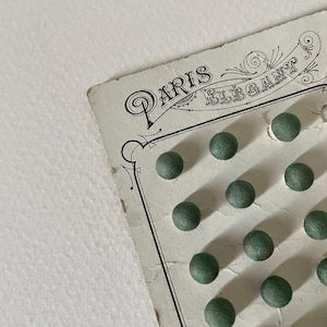 Lot de 26 boutons vintages couleur tilleul Elégant Paris