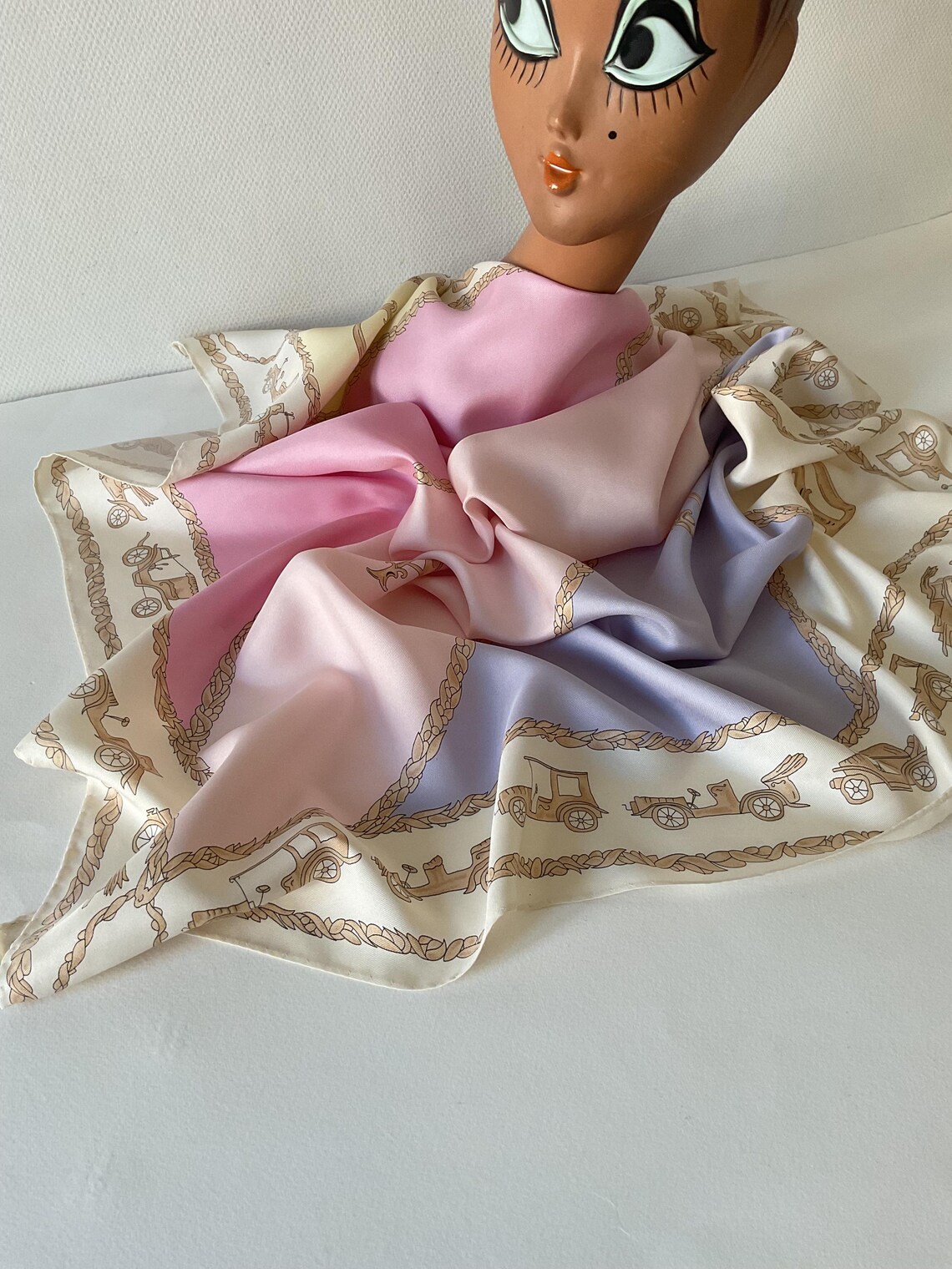 Vintage silk scarf - old car pattern - pastel tones, foto 2 di 5