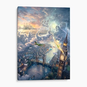 Könnte beinhalten: Ein vertikaler Wandkunstdruck, der eine Fantasieszene über London bei Nacht zeigt. Peter Pan und Tinkerbell fliegen an der beleuchteten Big Ben-Uhr vorbei. Darunter sind die Themse und die Tower Bridge unter einem bewölkten Himmel zu sehen.