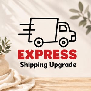 Può includere: Un disegno a linee nere di un camion per le consegne con linee di movimento, posizionato sopra il testo rosso EXPRESS e il testo nero Shipping Upgrade. La grafica è su uno sfondo neutro con un vaso strutturato e del tessuto visibile.