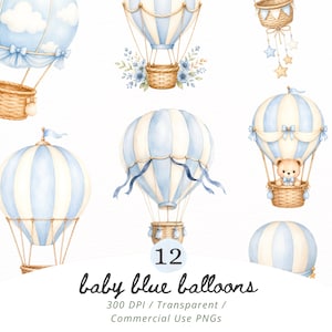 Pode incluir: Ilustrações em aquarela de balões de ar quente azul bebê com detalhes brancos e cestos de vime. Alguns balões apresentam arranjos florais, fitas ou um ursinho de pelúcia. Inclui o texto "12 baby blue balloons".