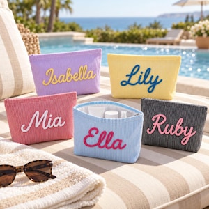 Könnte beinhalten: Fünf rechteckige Cord-Taschen in Lavendel, Gelb, Rosa, Hellblau und Anthrazit. Jede Tasche ist mit einem in Schreibschrift gestickten Namen versehen: Isabella, Lily, Mia, Ella und Ruby. Die hellblaue Tasche ist geöffnet und zeigt ihren Inhalt.