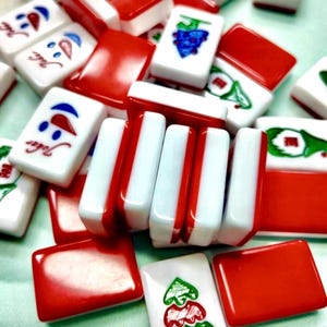Festival of Trees scattered red and white American Mahong Winter/Christmas themed tiles