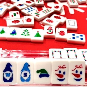 Juego de Mahjong americano con temática invernal y navideña: fichas personalizadas, tapete, dados, atriles y bolsas. imagen 5