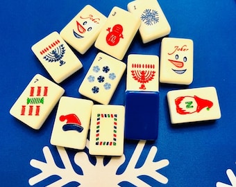 Juego de mahjong americano con temática invernal de Hanukkah, fichas grabadas a medida, tapete, dados, atriles y bolsa de transporte.