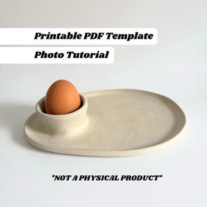 Può includere: Un portauovo in ceramica beige con un piatto ovale attaccato. Un uovo marrone è nel supporto. Il testo in alto recita "Printable PDF Template Photo Tutorial". Il testo in basso dice "*NOT A PHYSICAL PRODUCT*".