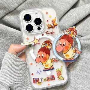 Op de afbeelding: Transparante telefoonhoesje met cartoonkarakterontwerpen. De hoes heeft een ontwerp met een cartoonkarakter met een rode hoed en een geel shirt. De hoes heeft ook het woord "Twinkle" en steraccenten.